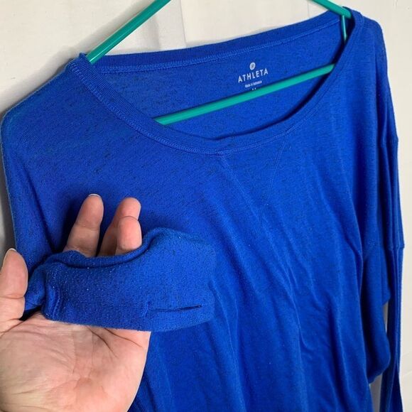 Athleta Twilly Top Macaw Blue Thumb Holes Pilled M - Picture 2 of 8